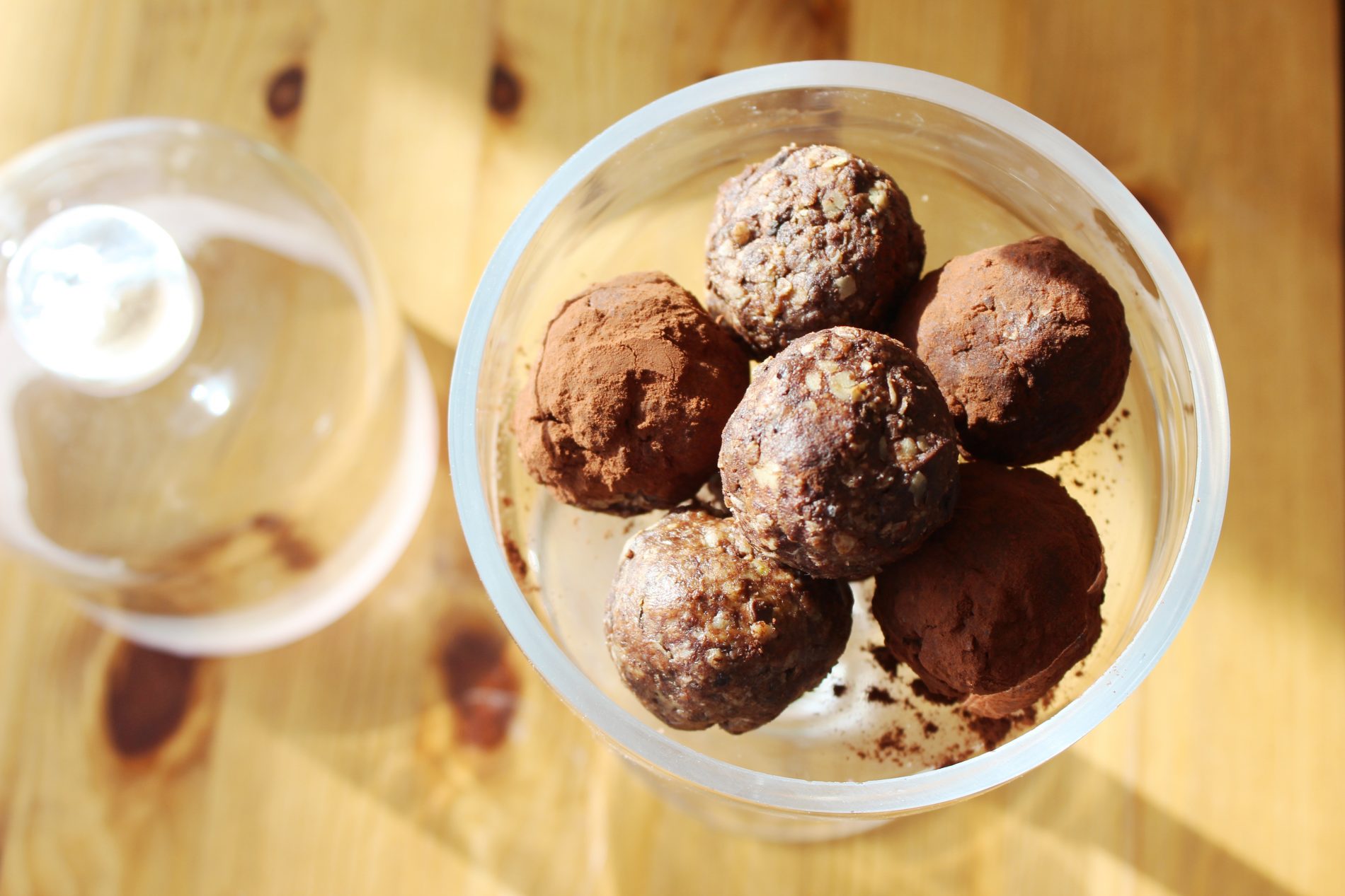 Happy Snacking: Erdnuss-Schoko-Kugeln - küchenkränzchen Happy Snacking: Erdnuss-Schoko-Kugeln - küchenkränzchen