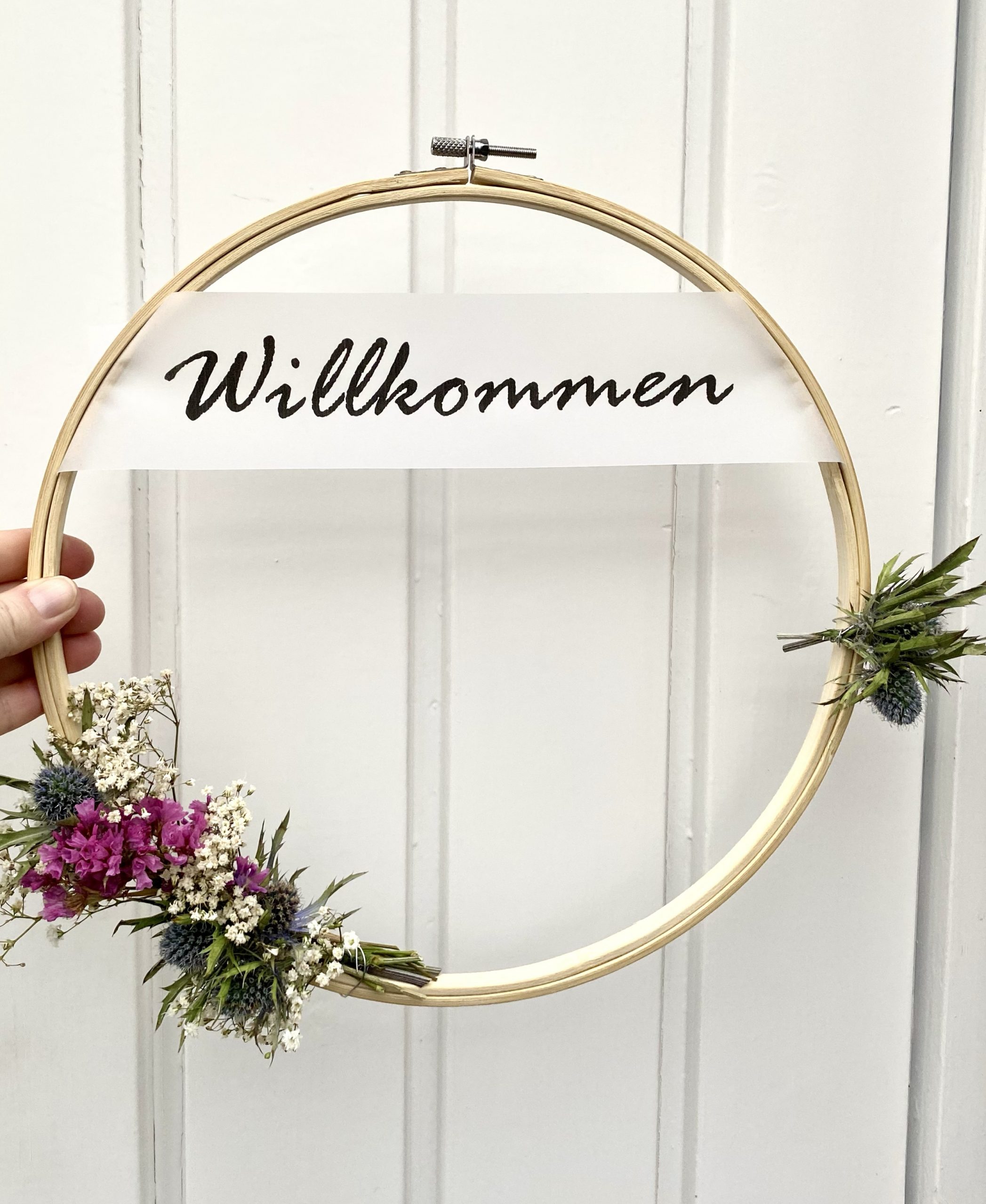 Schnelles Sonntags DIY: Türkranz mit Trockenblumen und Handlettering
