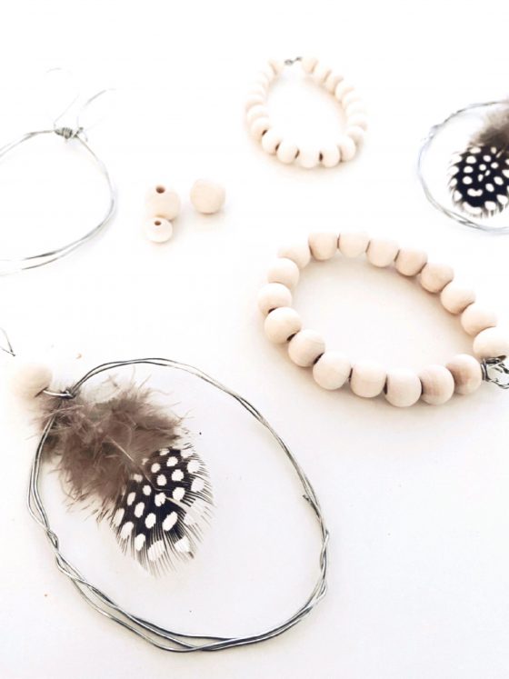 Ostereier mit Perlen und Federn