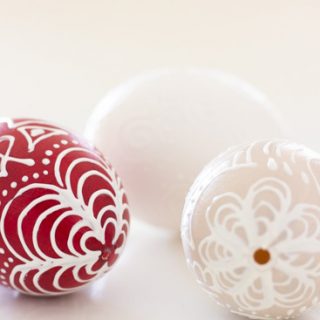 Ostereier mit Perlen und Federn