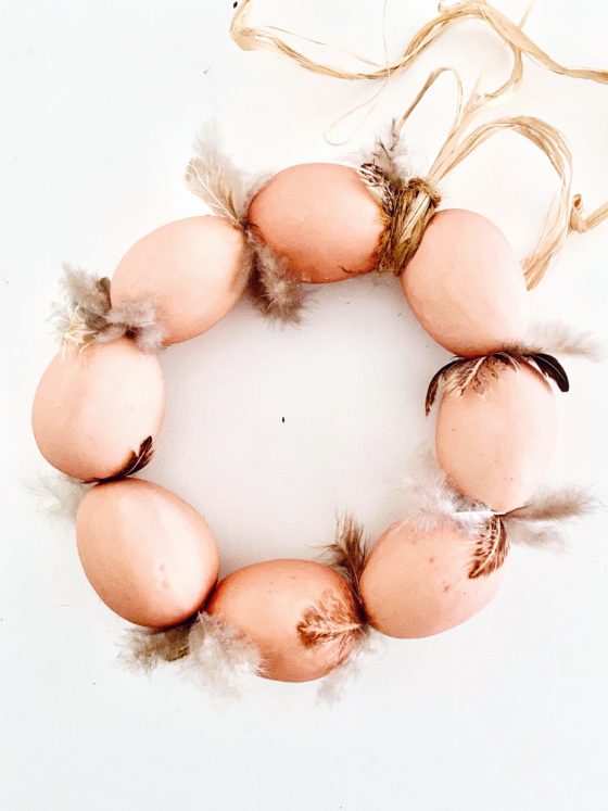 Kranz mit Eiern und Federn