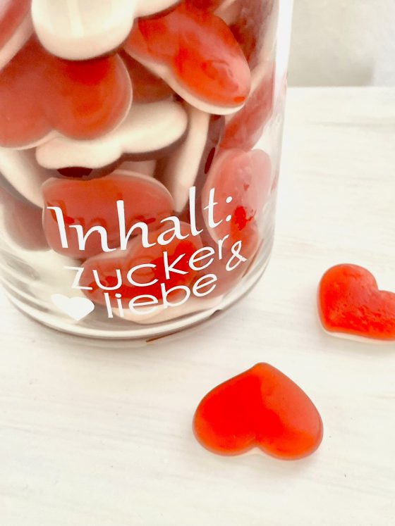 DIY-Anleitung: Valentinstag Bonbonglas mit Plotter-Schriftzug
