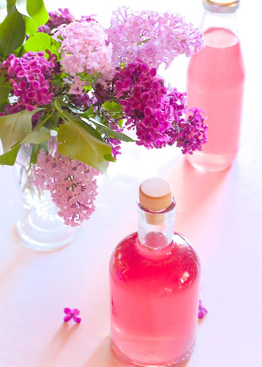 Pinker Fliedersirup & blumige Drinks