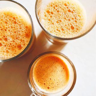 Klein, saftig, österlich: Möhren-Zimt Mini-Gugl